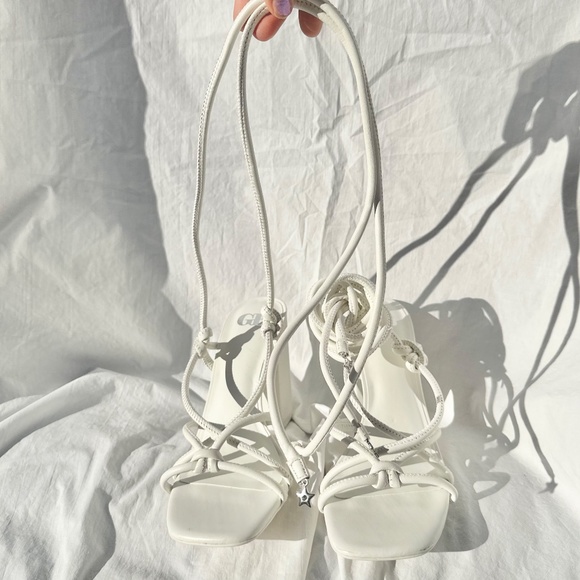 White Knotted Strappy Ankle Block Heel w Star Charm - Picture 5 of 6